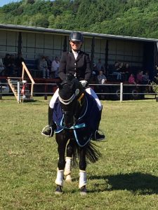 First Pleasure und Sarah Thiel (THI Reitponys) siegen in der Dressurprüfung Kl. M** in Dingerdonn.